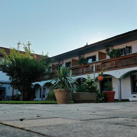 Gaestehaus Und Weinbau Zur Wiederkehr Strudler 포돌스돌프앰씨 외부 사진