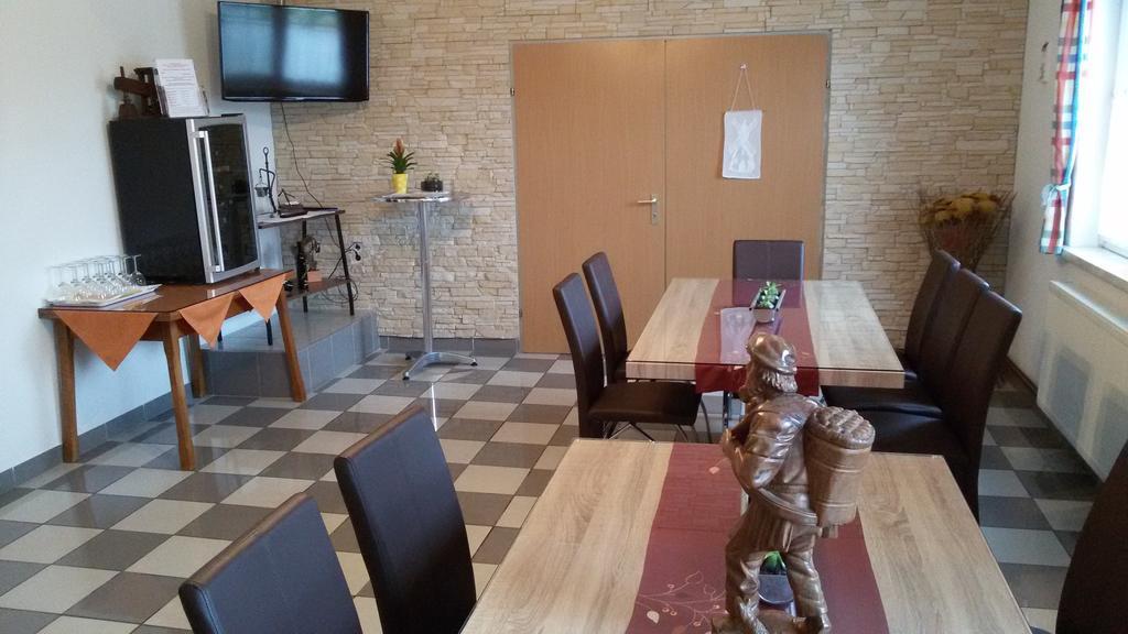 Gaestehaus Und Weinbau Zur Wiederkehr Strudler 포돌스돌프앰씨 외부 사진