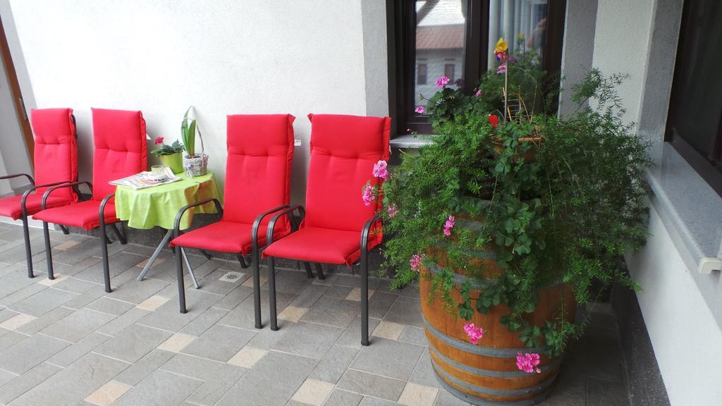 Gaestehaus Und Weinbau Zur Wiederkehr Strudler 포돌스돌프앰씨 외부 사진