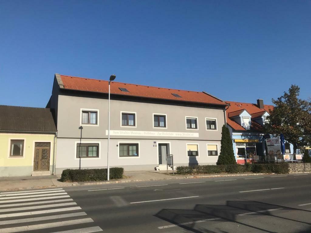 Gaestehaus Und Weinbau Zur Wiederkehr Strudler 포돌스돌프앰씨 외부 사진