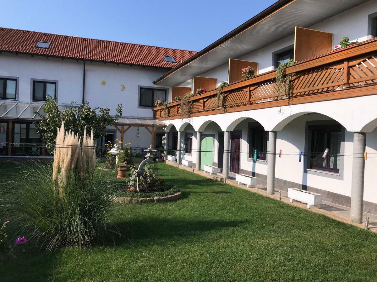 Gaestehaus Und Weinbau Zur Wiederkehr Strudler 포돌스돌프앰씨 외부 사진